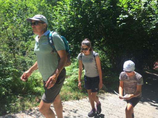 Padre con dos  niños haciendo senderismo en Picos de Europa
