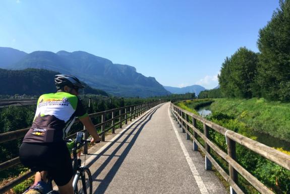 Ciclista en el Lago Garda