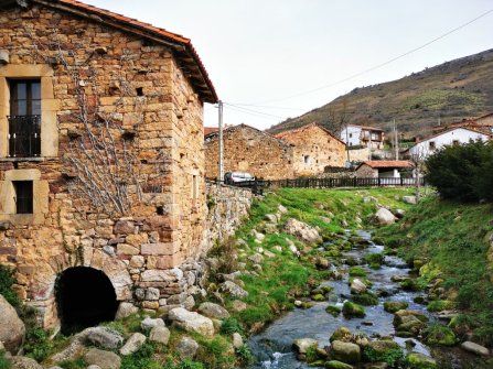 Casa piedra con río Camino Lebaniego