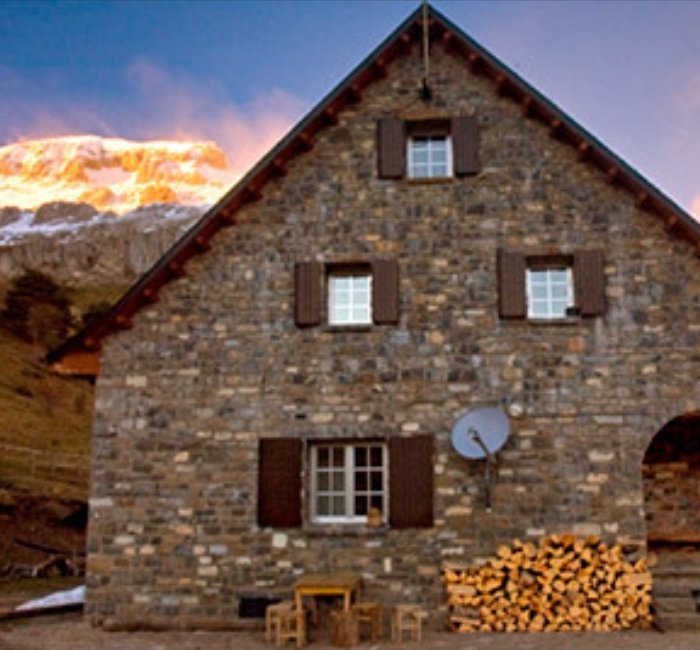  Refugio de Lizara (Aragües del Puerto)